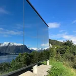بيت للعطل Glimre Romsdal - Eksklusivt Speilhus Ved Andalsnes *